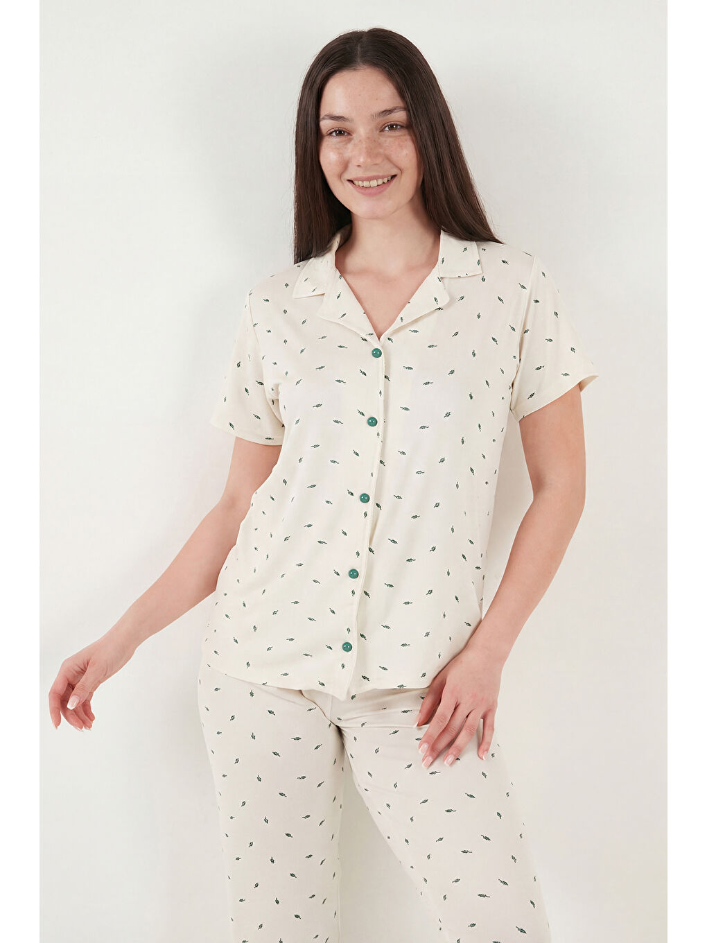 Bej Desenli Yumuşak Dokulu Regular Fit Düğmeli Kısa Kollu Kadın Pijama Takımı 65750101Y-3