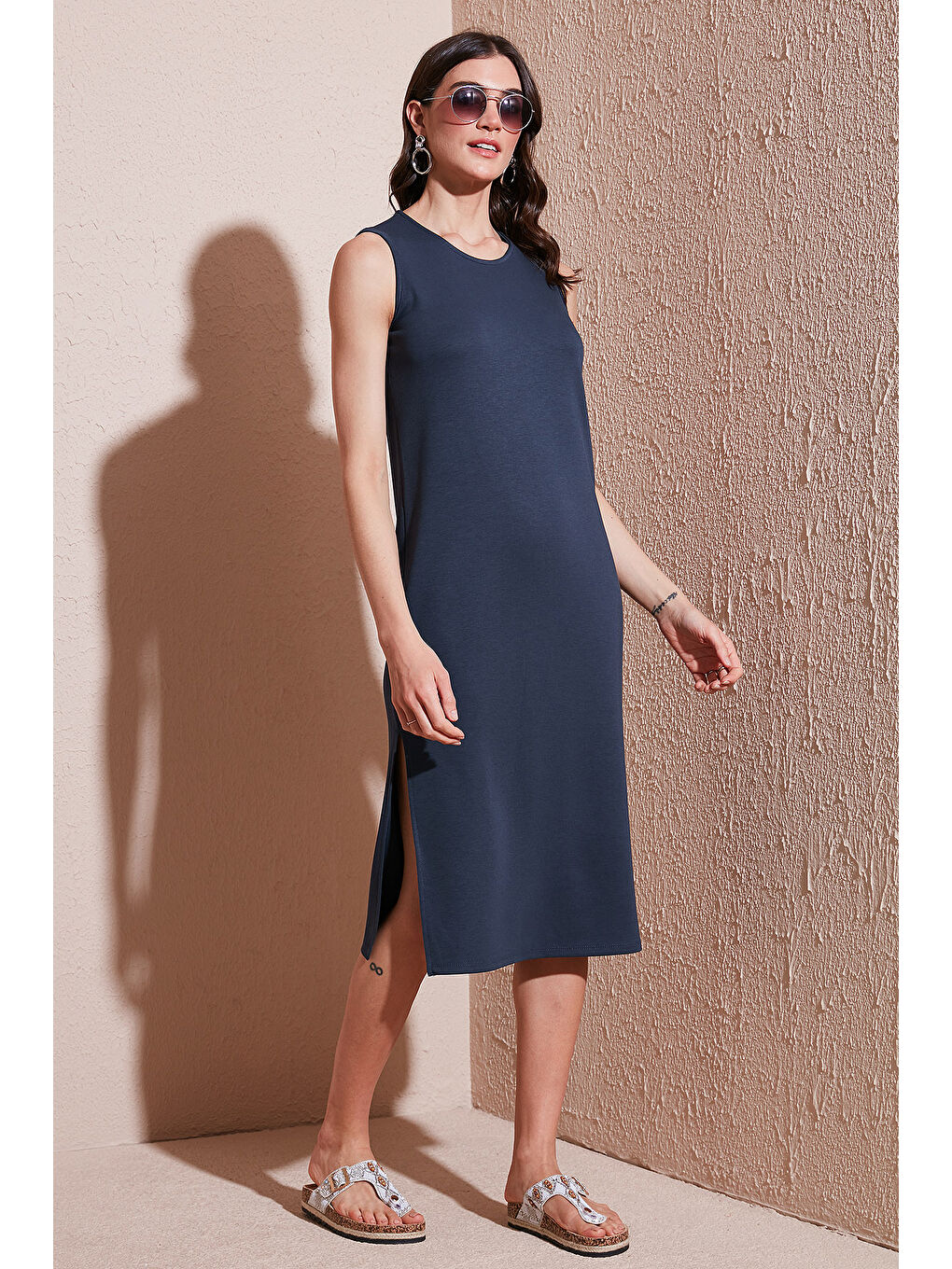 Gri Regular Fit Bisiklet Yaka Yırtmaç Detaylı Basic Midi Elbise 5866160