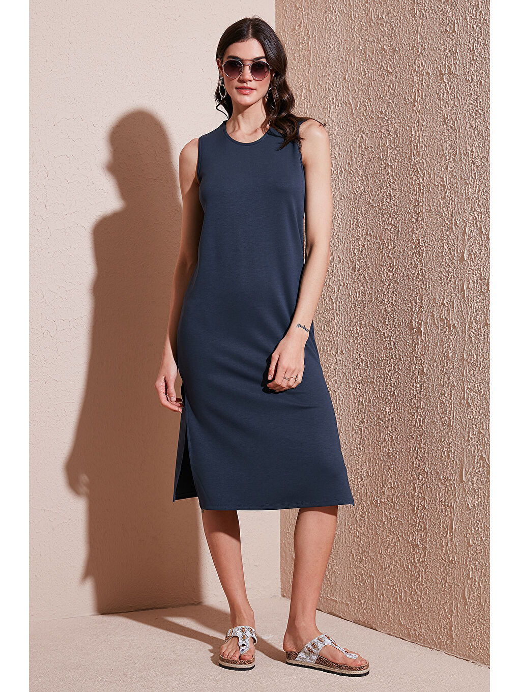 Gri Regular Fit Bisiklet Yaka Yırtmaç Detaylı Basic Midi Elbise 5866160-1