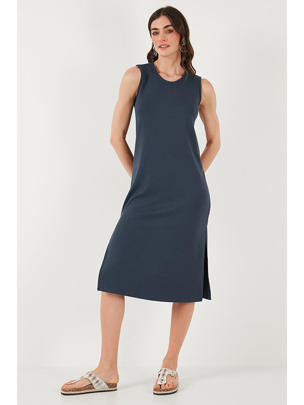 Gri Regular Fit Bisiklet Yaka Yırtmaç Detaylı Basic Midi Elbise 5866160-4