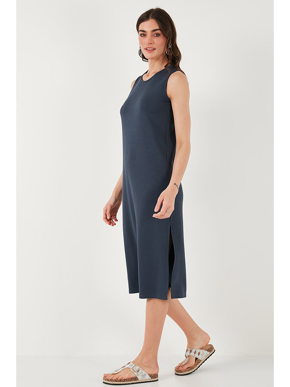 Gri Regular Fit Bisiklet Yaka Yırtmaç Detaylı Basic Midi Elbise 5866160-5