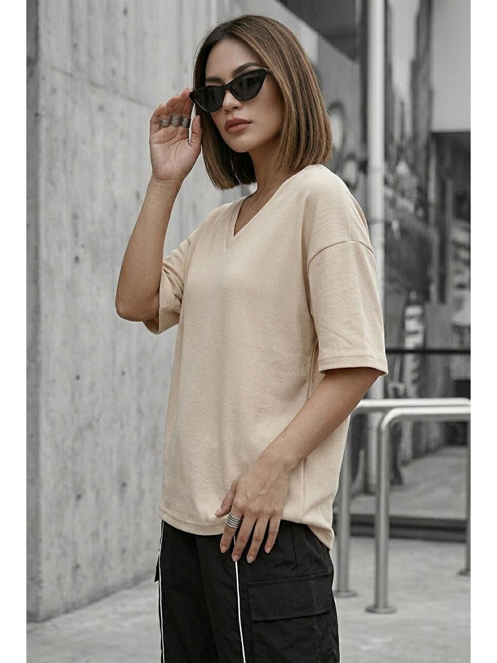 Bej Zey Oversize V Yaka Basic Kadın Tişört - Düşük Omuzlu Salaş Kesim-1
