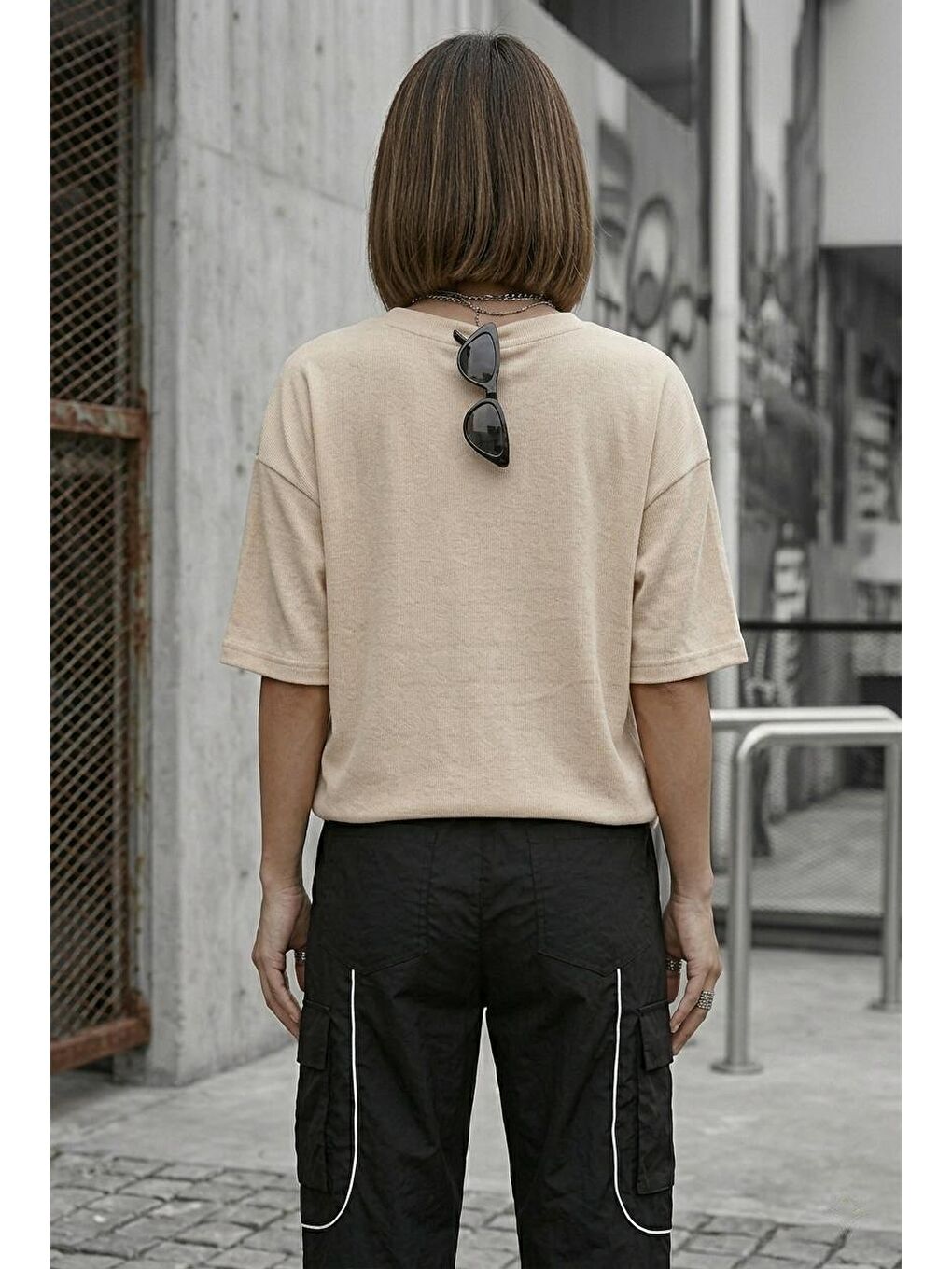 Bej Zey Oversize V Yaka Basic Kadın Tişört - Düşük Omuzlu Salaş Kesim-2