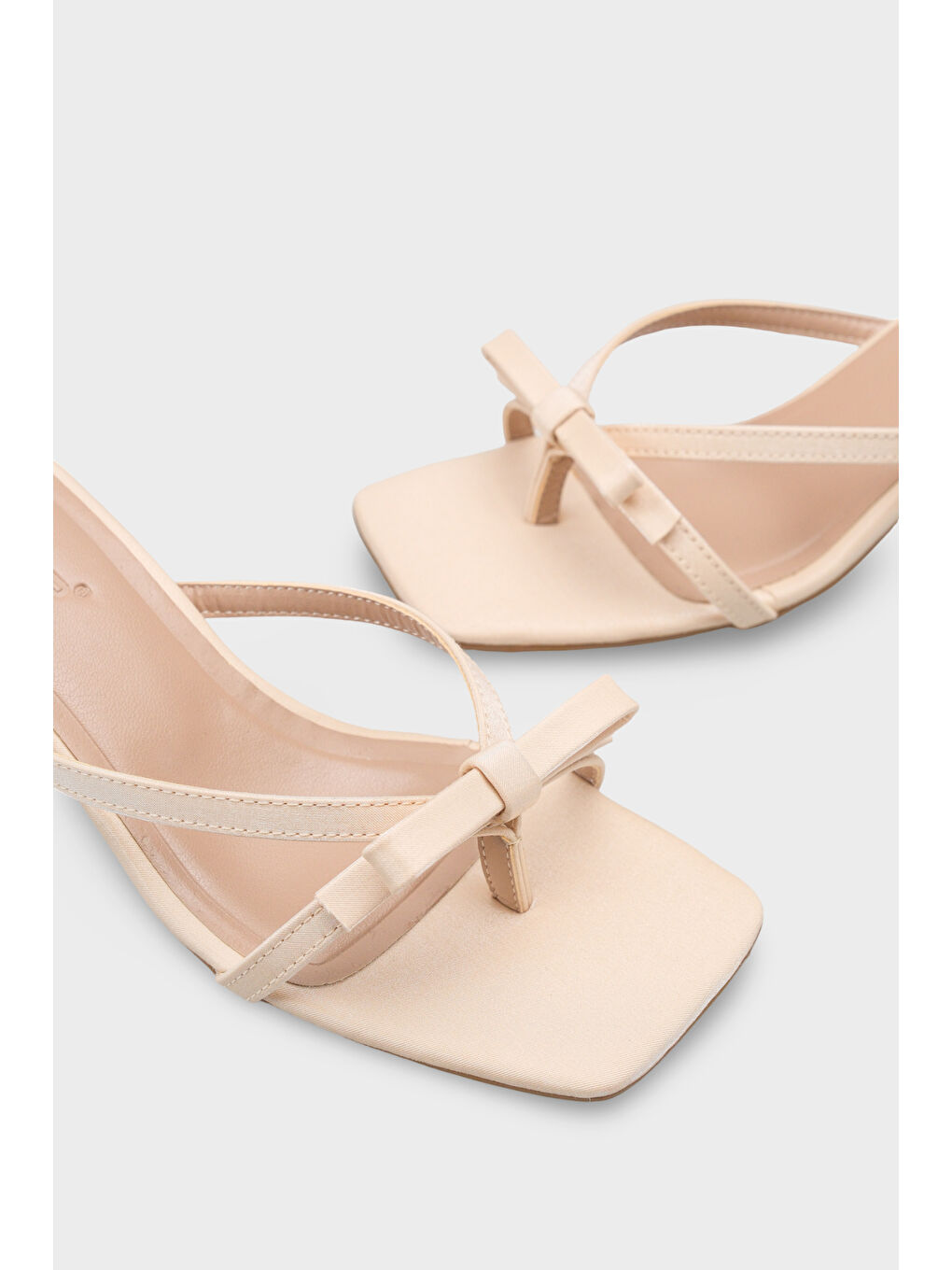 Bej Rebekah Saten Orta Topuklu Küt Burunlu Kadın Terlik-5