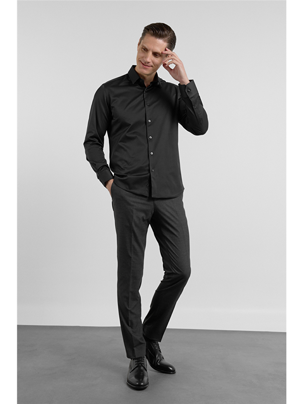 Siyah Sert Yaka Uzun Kol Cepsiz Slim Fit Pamuklu Gömlek 1004255228-1