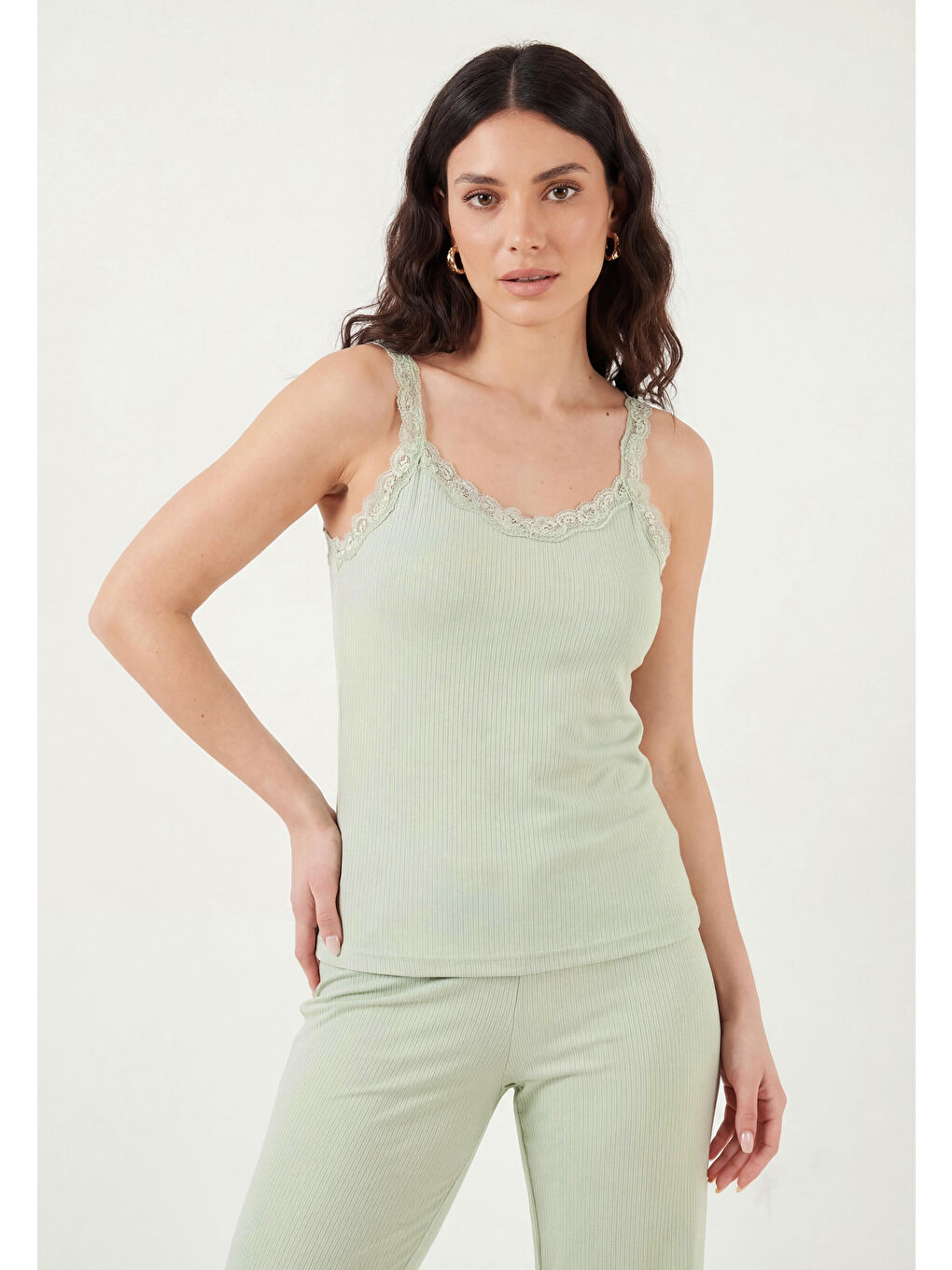 Yeşil Regular Fit Güpür Detaylı Askılı Yuvarlak Yaka Kadın Pijama Takımı 65770822-1