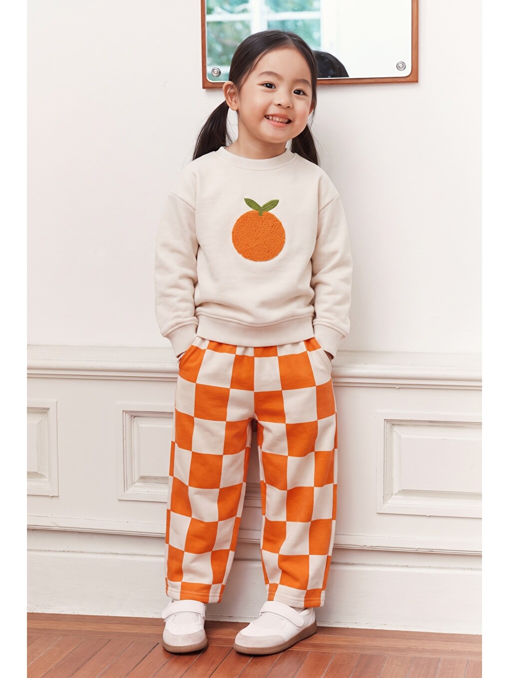 Beyaz Çocuk Portakal Nakışlı Ekru Sweatshirt Ve Turuncu Dama Eşofman Takımı