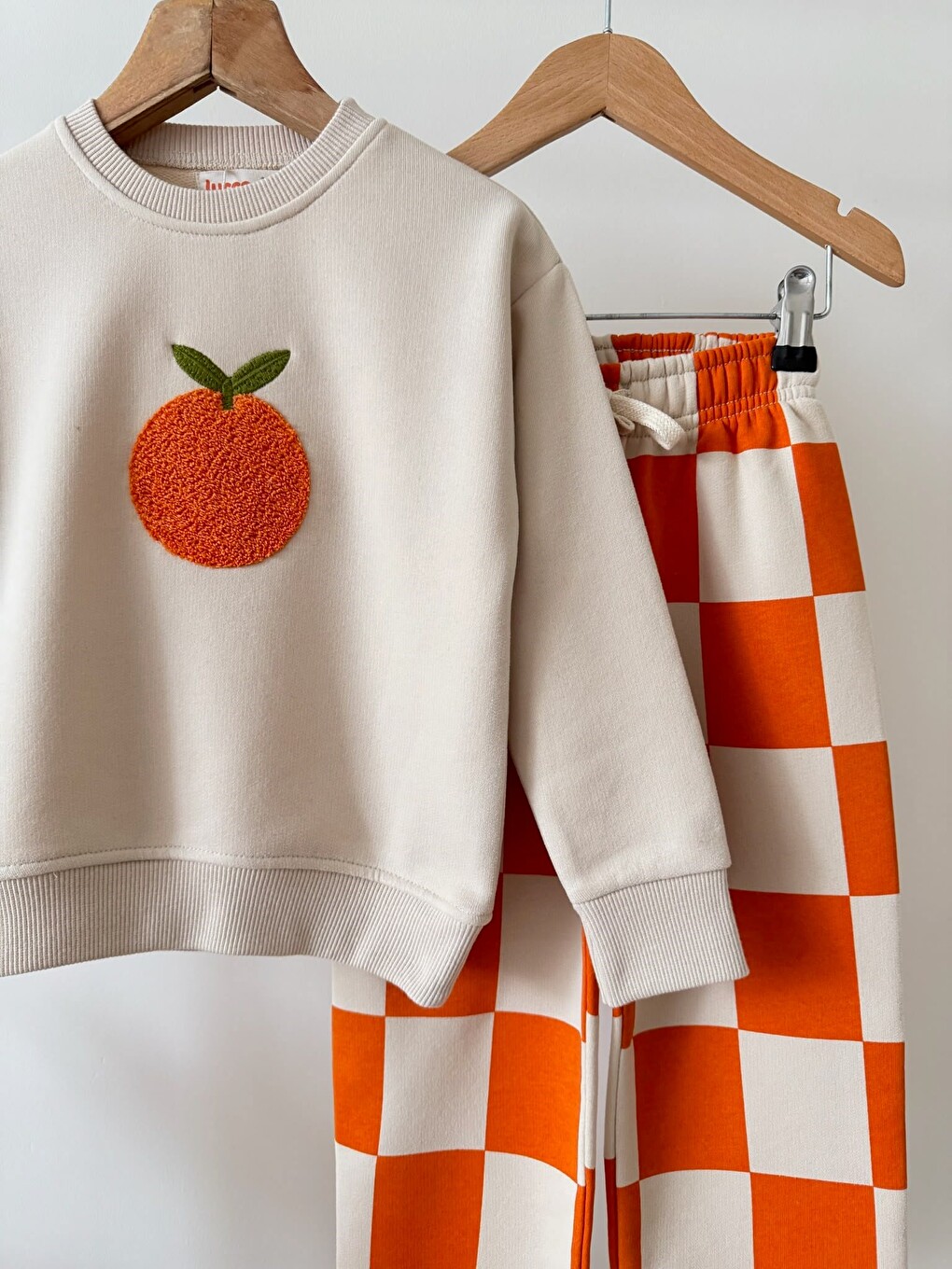 Beyaz Çocuk Portakal Nakışlı Ekru Sweatshirt Ve Turuncu Dama Eşofman Takımı-1