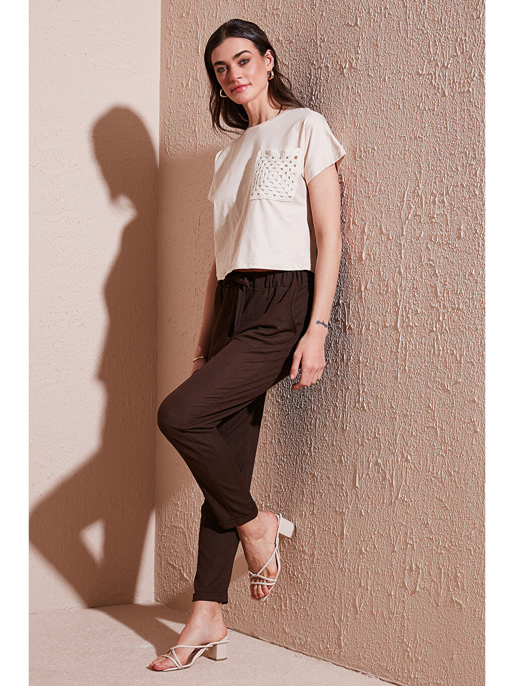 Kahverengi Belden Bağlamalı Cepli Kısa Paça Dar Kesim Pantolon 5869017-1