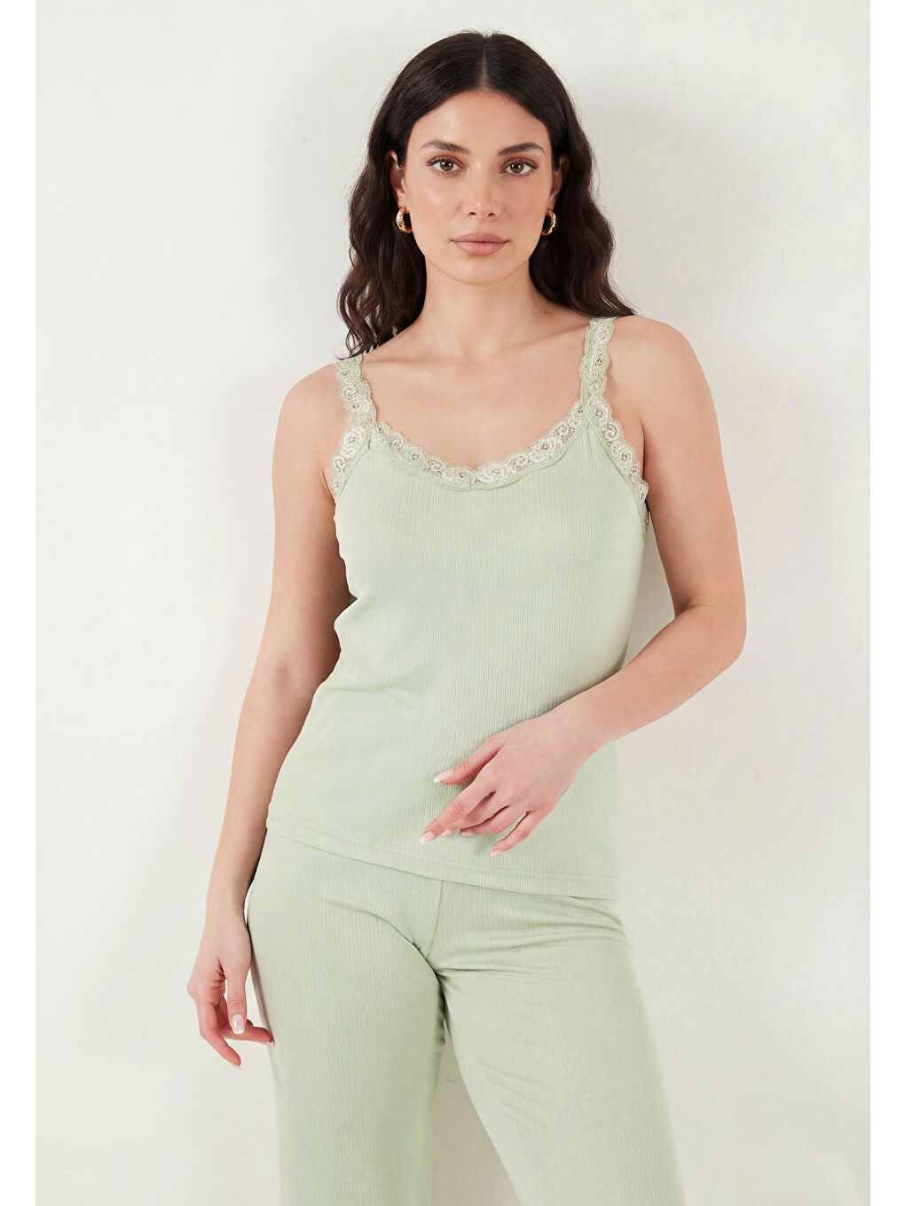 Yeşil Regular Fit Güpür Detaylı Askılı Yuvarlak Yaka Kadın Pijama Takımı 65770822-3