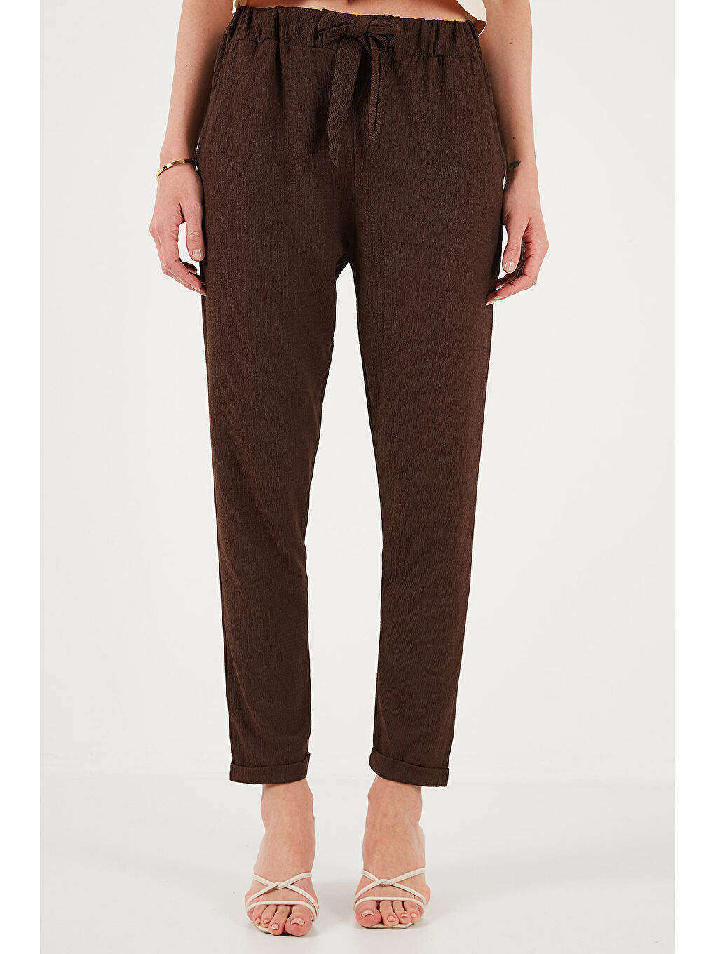 Kahverengi Belden Bağlamalı Cepli Kısa Paça Dar Kesim Pantolon 5869017-3