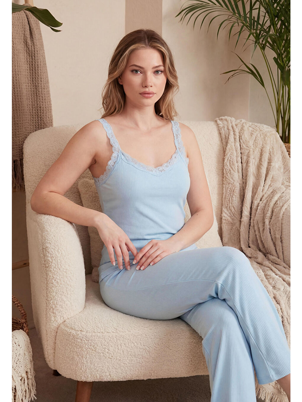 Mavi Regular Fit Güpür Detaylı Askılı Yuvarlak Yaka Kadın Pijama Takımı 65770822