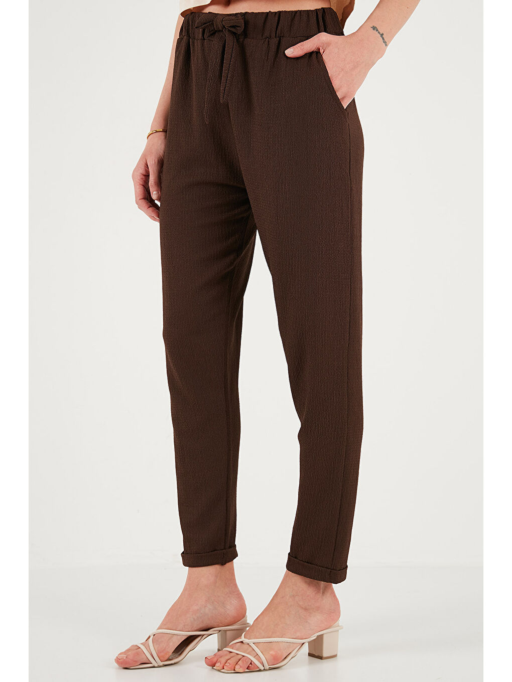 Kahverengi Belden Bağlamalı Cepli Kısa Paça Dar Kesim Pantolon 5869017-4