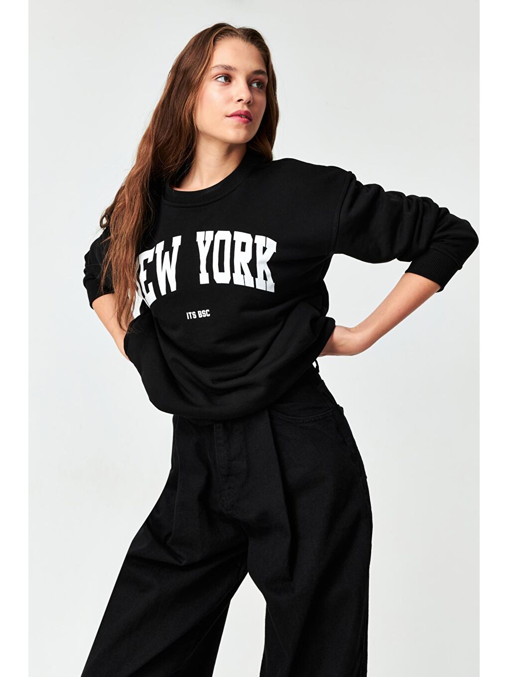 it's basic Siyah Kadın Siyah Renk New York Baskılı Oversize Üç İplik Sweatshirt - 4