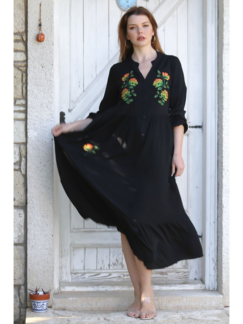 Siyah Hakim Yaka Balon Kol Düğmeli Cepli Eteği Fırfırlı Nakışlı Casual Dokuma Elbise 135 60