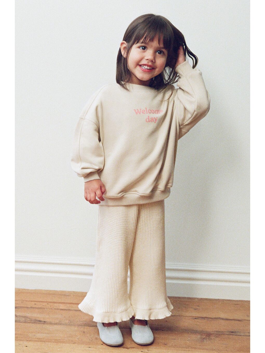 Ekru Kız Çocuk Pamuklu Krem Welcome Day Sweatshirt Ve Fırfır Paça Pantolon Takım - Rahat Günlük Stil