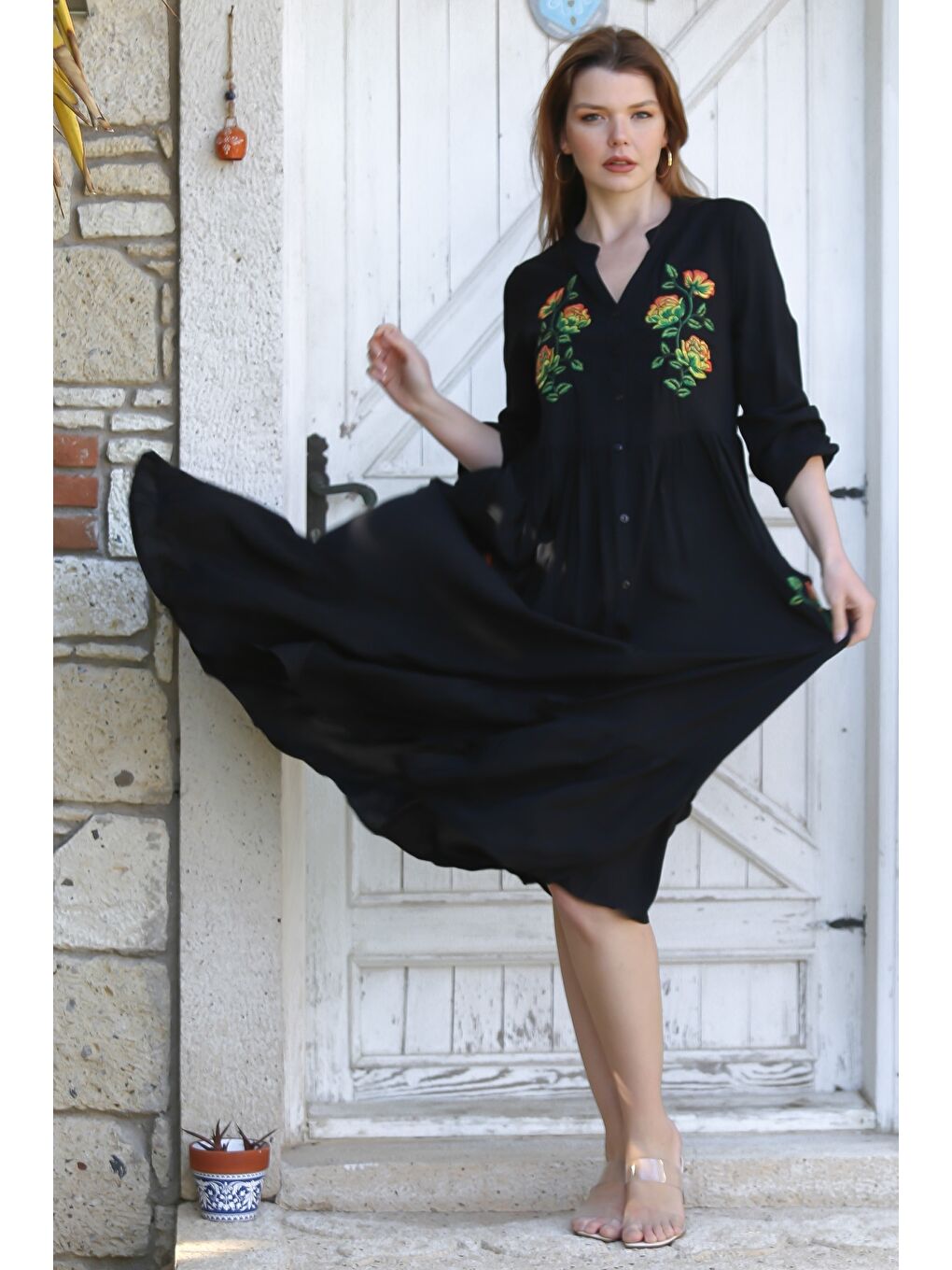 Siyah Hakim Yaka Balon Kol Düğmeli Cepli Eteği Fırfırlı Nakışlı Casual Dokuma Elbise 135 60-1