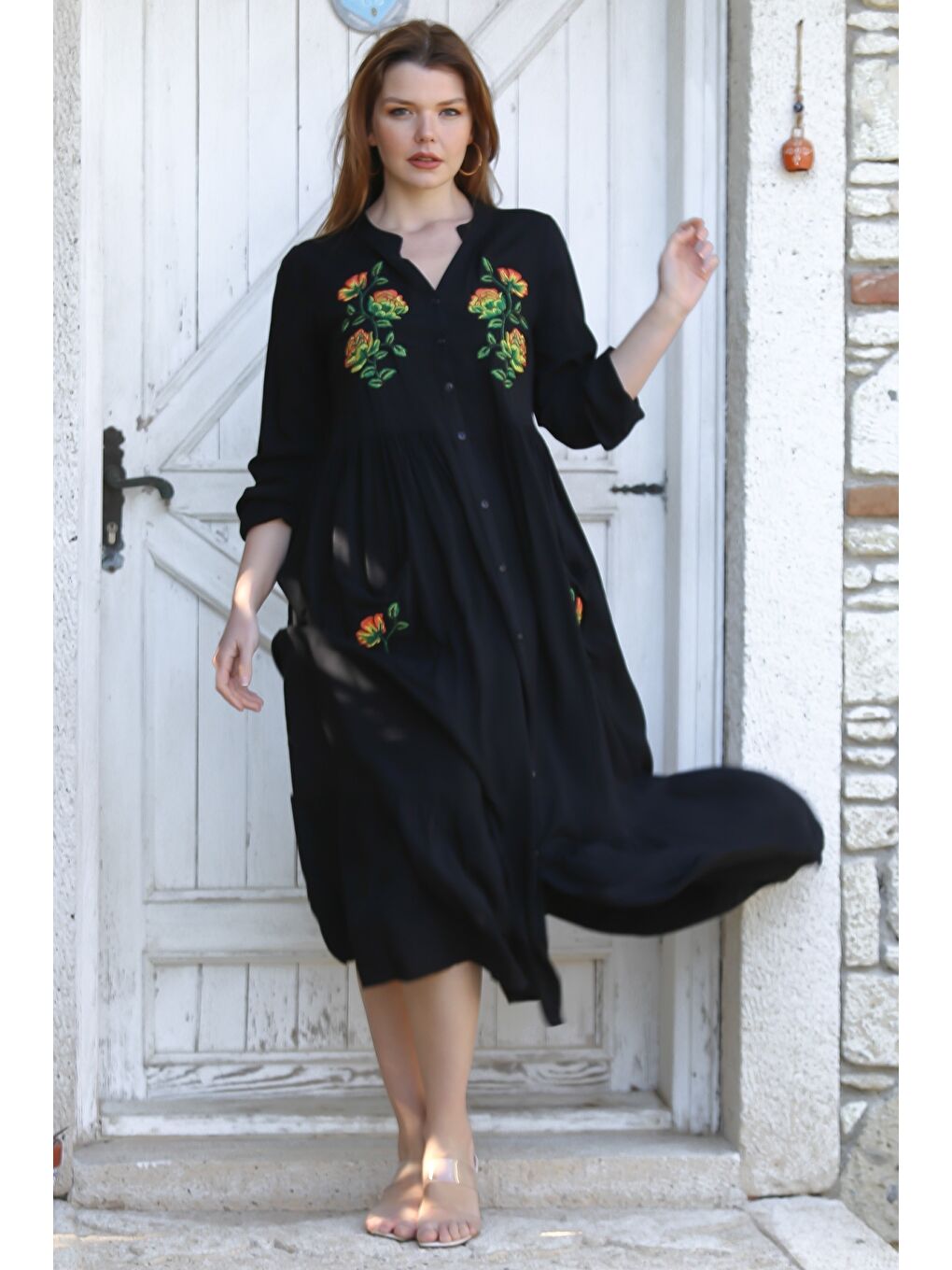 Siyah Hakim Yaka Balon Kol Düğmeli Cepli Eteği Fırfırlı Nakışlı Casual Dokuma Elbise 135 60-2