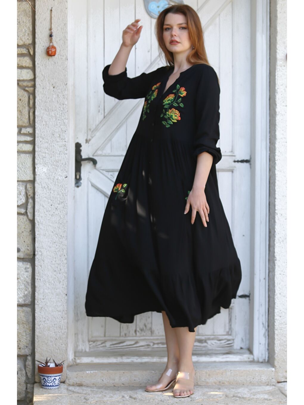 Siyah Hakim Yaka Balon Kol Düğmeli Cepli Eteği Fırfırlı Nakışlı Casual Dokuma Elbise 135 60-3