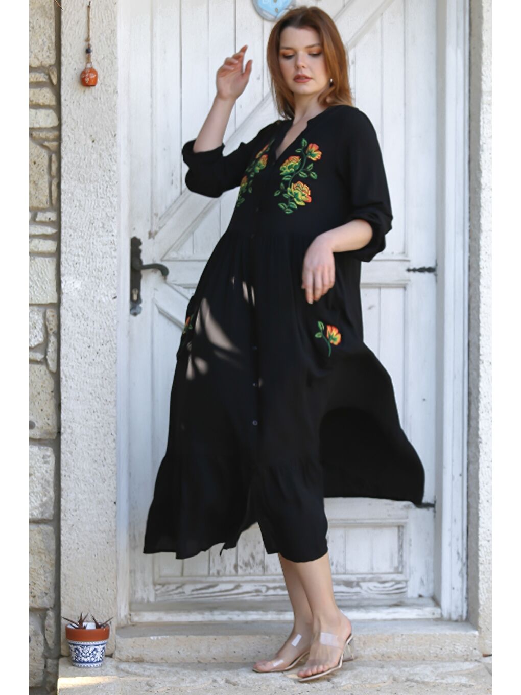 Siyah Hakim Yaka Balon Kol Düğmeli Cepli Eteği Fırfırlı Nakışlı Casual Dokuma Elbise 135 60-4