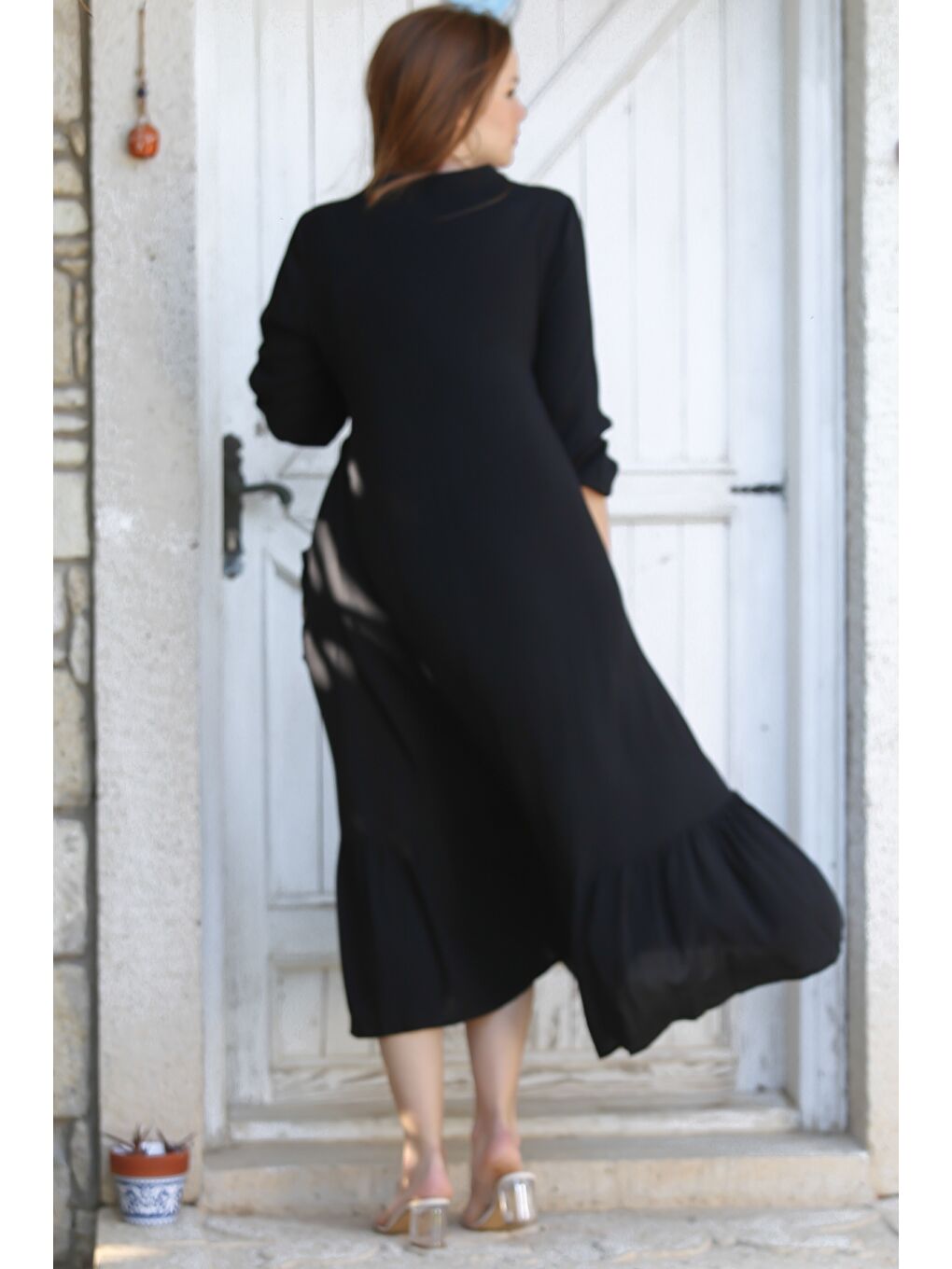 Siyah Hakim Yaka Balon Kol Düğmeli Cepli Eteği Fırfırlı Nakışlı Casual Dokuma Elbise 135 60-5