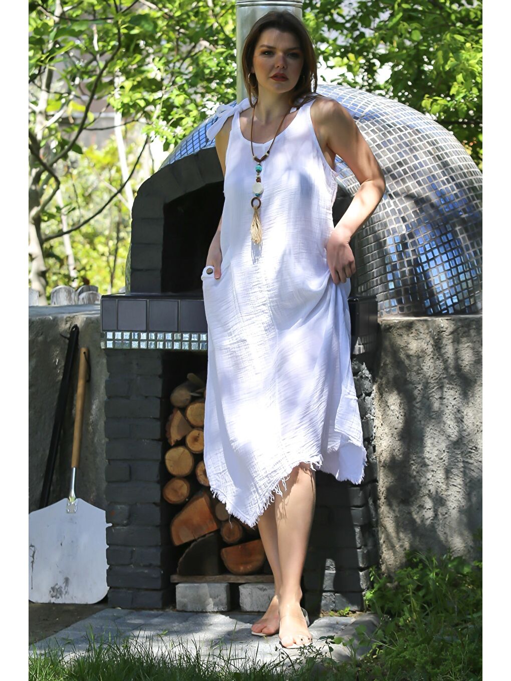 Beyaz V Yaka Askılı Bağlamalı Cepli Pis Dikişli Casual Müslin Asimetrik Dokuma Elbise 115 55