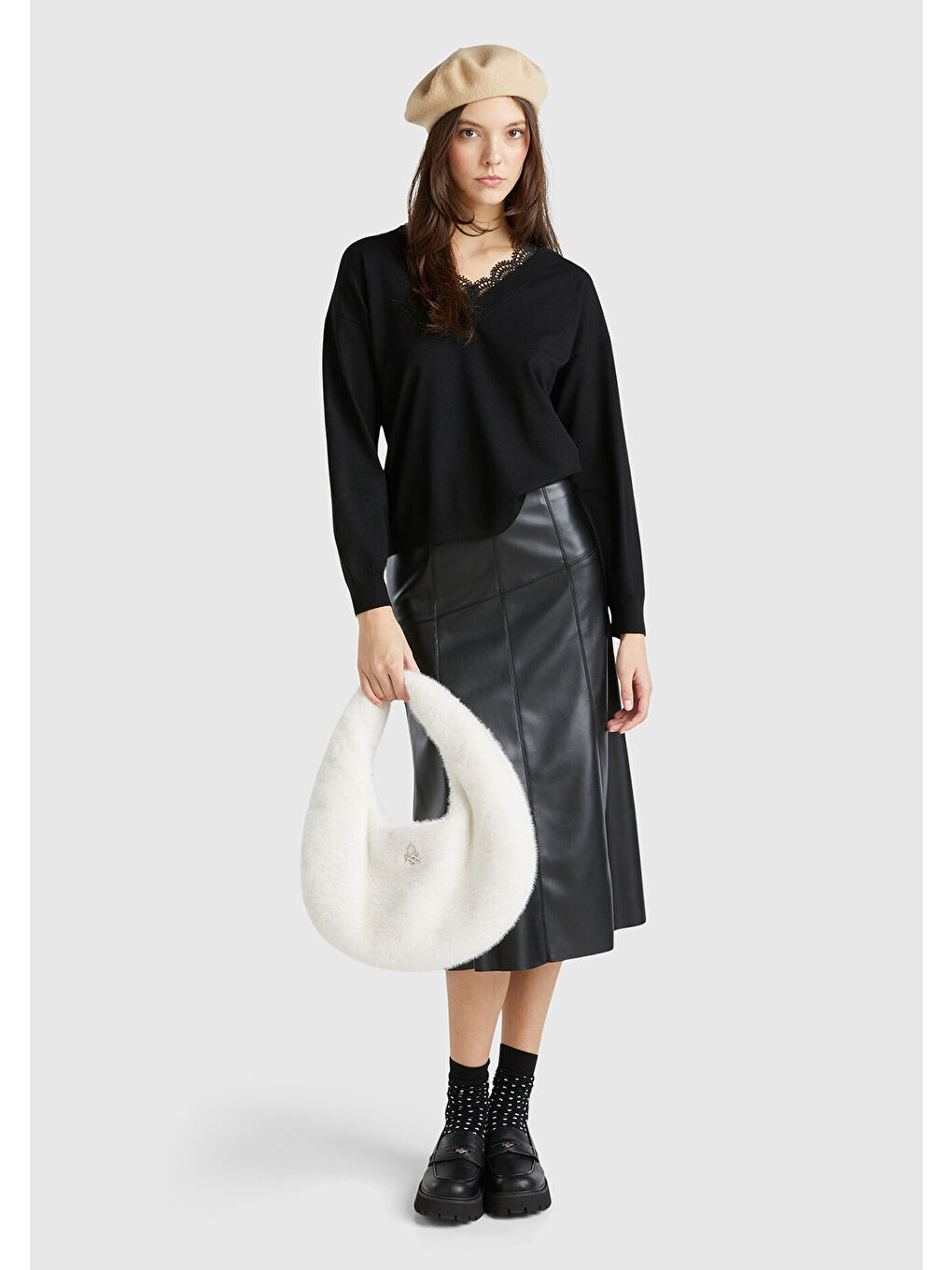 Kadın Siyah Viskoz Karışımlı Dantel Detaylı V Yaka Kazak