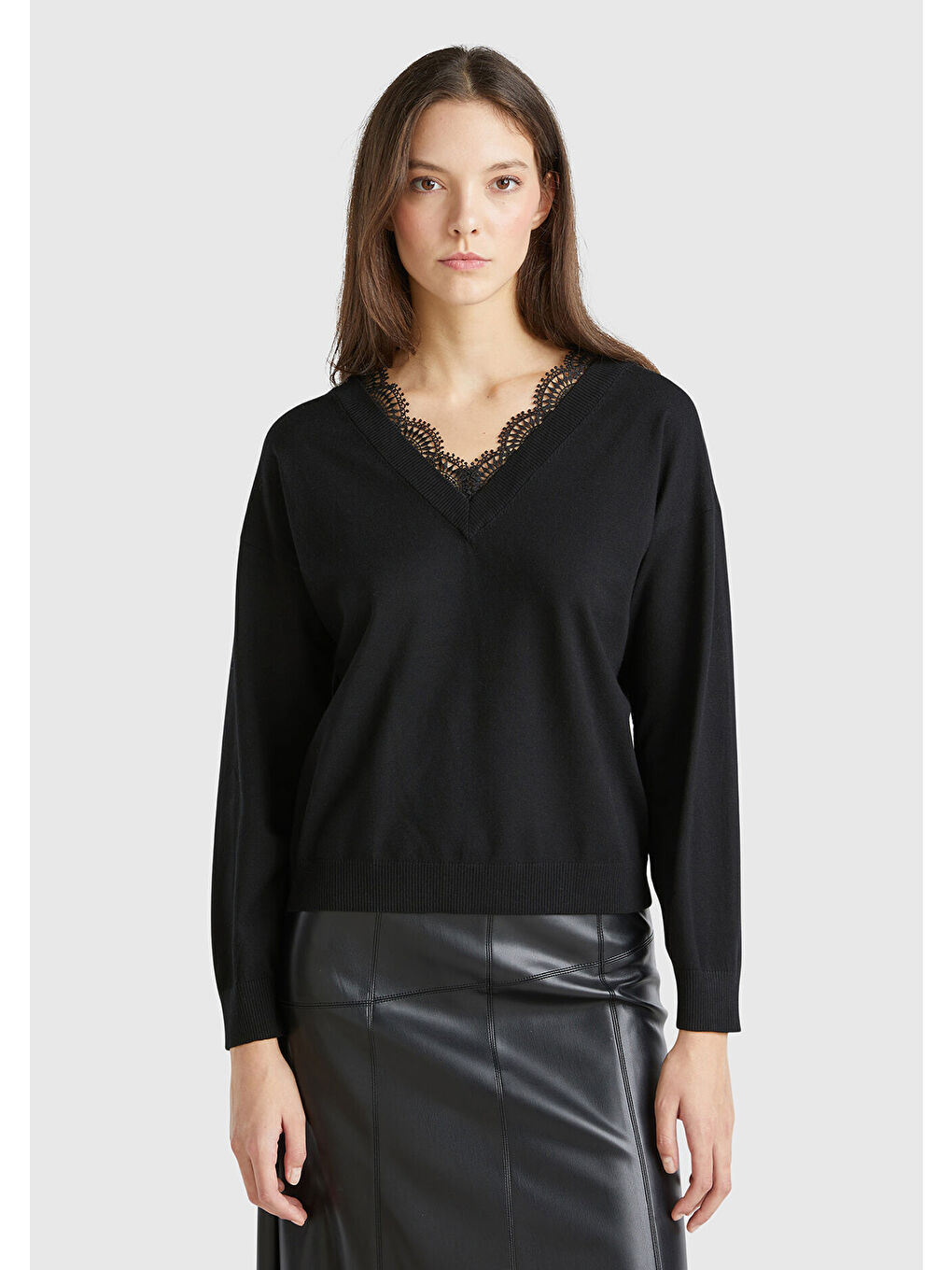 Kadın Siyah Viskoz Karışımlı Dantel Detaylı V Yaka Kazak-1