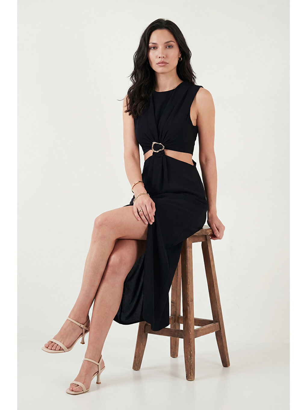 Siyah A Kesim Bisiklet Yaka Yırtmaçlı Aksesuar Detaylı Midi Boy Elbise 6525743-3