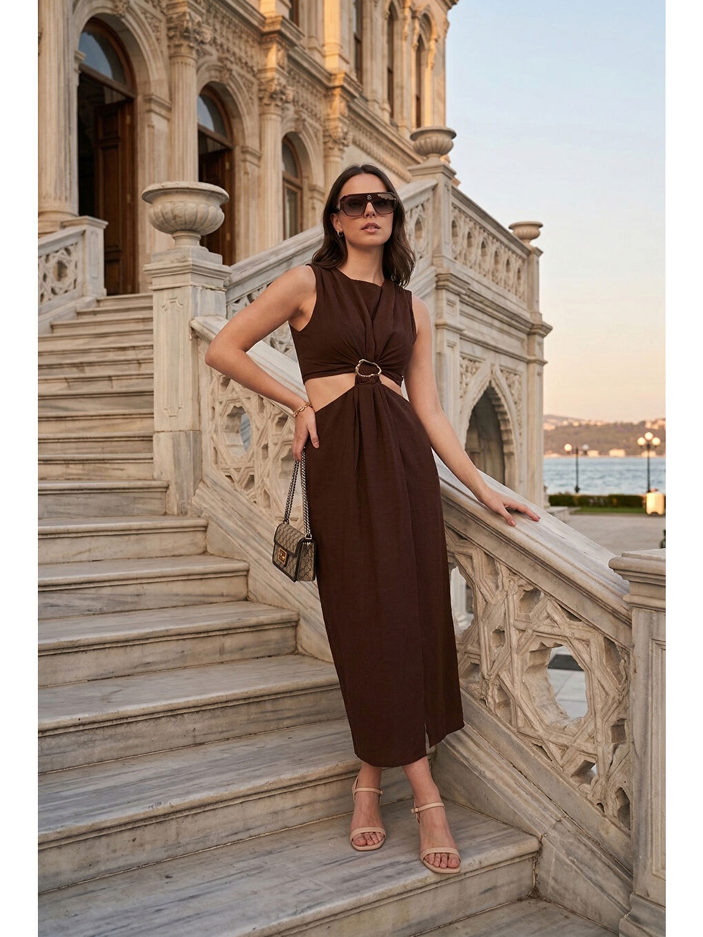 Kahverengi A Kesim Bisiklet Yaka Yırtmaçlı Aksesuar Detaylı Midi Boy Elbise 6525743