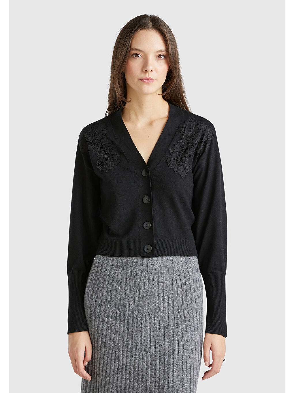 Kadın Siyah Viskoz Karışımlı Önü Dantel Detaylı Yüksek Manşet Hırka-1