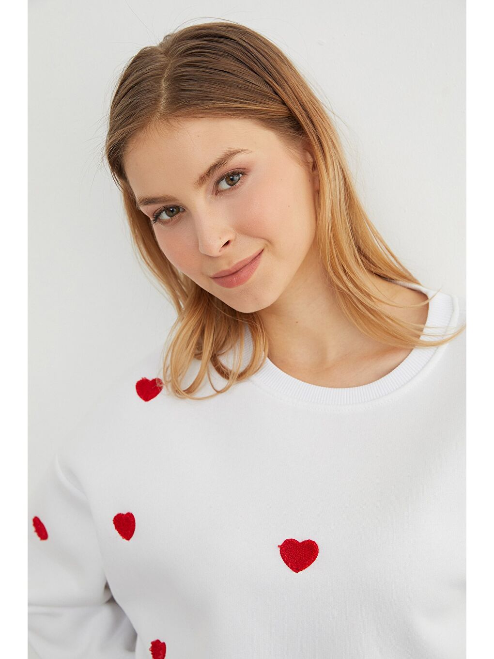 Beyaz 3 İplik Kalp Nakışlı Oversize Sweatshirt-1