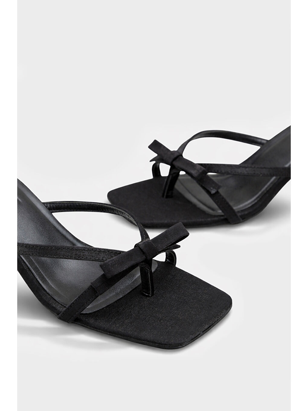 Siyah Rebekah Saten Orta Topuklu Küt Burunlu Kadın Terlik-3