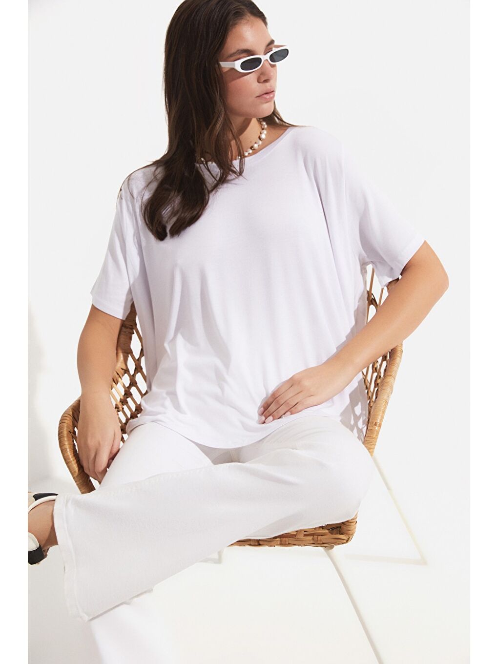 Beyaz %100 Viskon Dökümlü Bol Kesim Tişört-2
