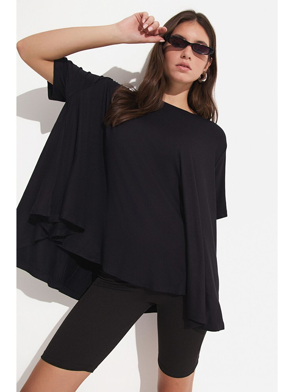 Siyah %100 Viskon Dökümlü Bol Kesim Tişört