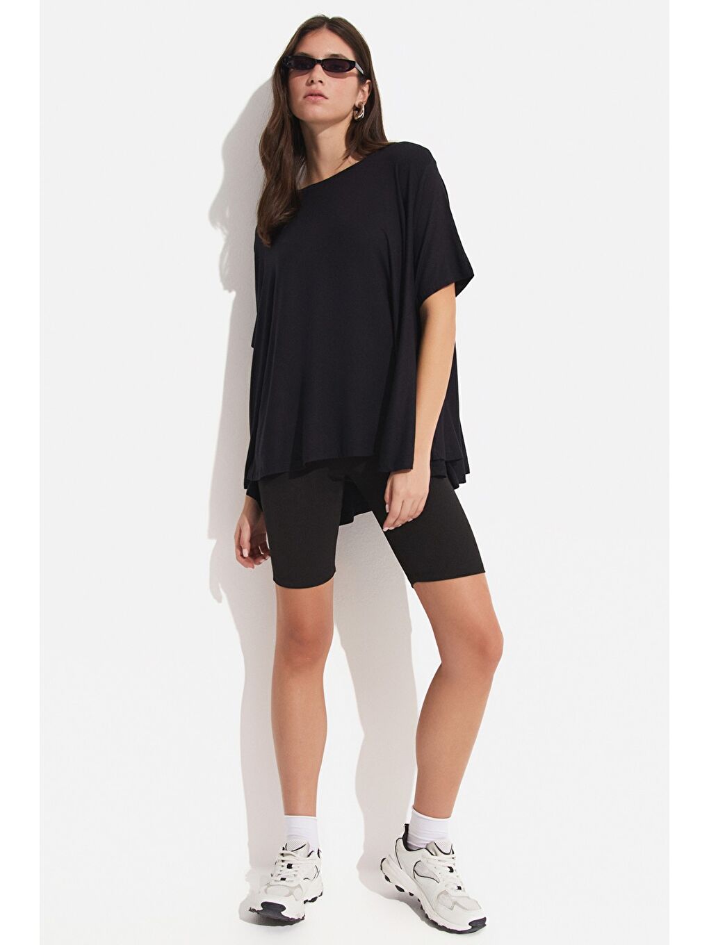 Siyah %100 Viskon Dökümlü Bol Kesim Tişört-1