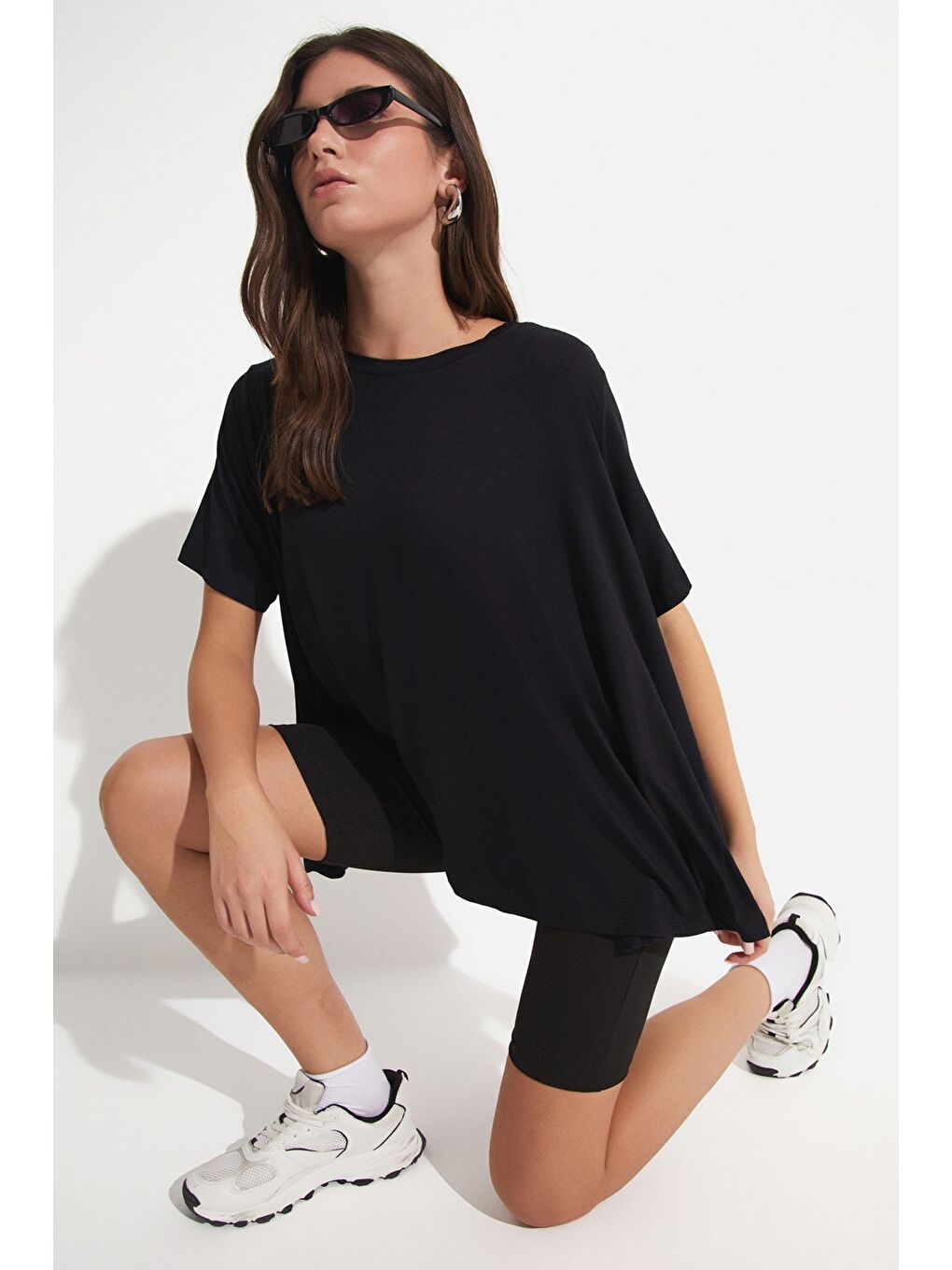Siyah %100 Viskon Dökümlü Bol Kesim Tişört-2