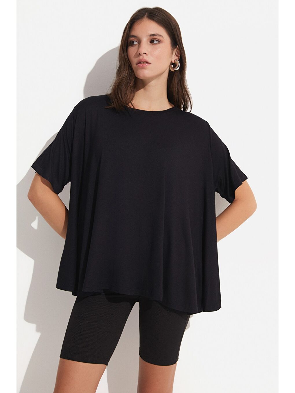 Siyah %100 Viskon Dökümlü Bol Kesim Tişört-3