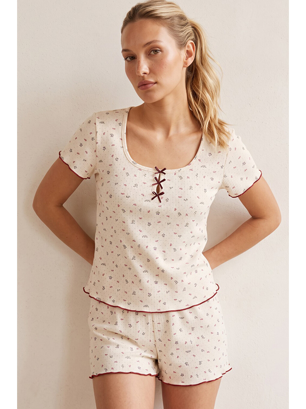 Bej Ten Rengi Çiçek Desenli Fiyonklu Pointelli Örme Şortlu Pijama Takımı 26120260