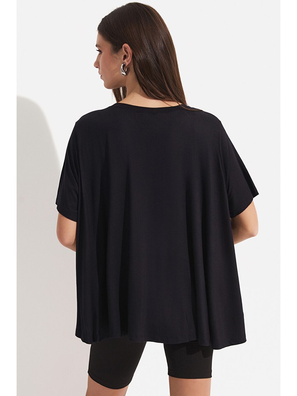 Siyah %100 Viskon Dökümlü Bol Kesim Tişört-4