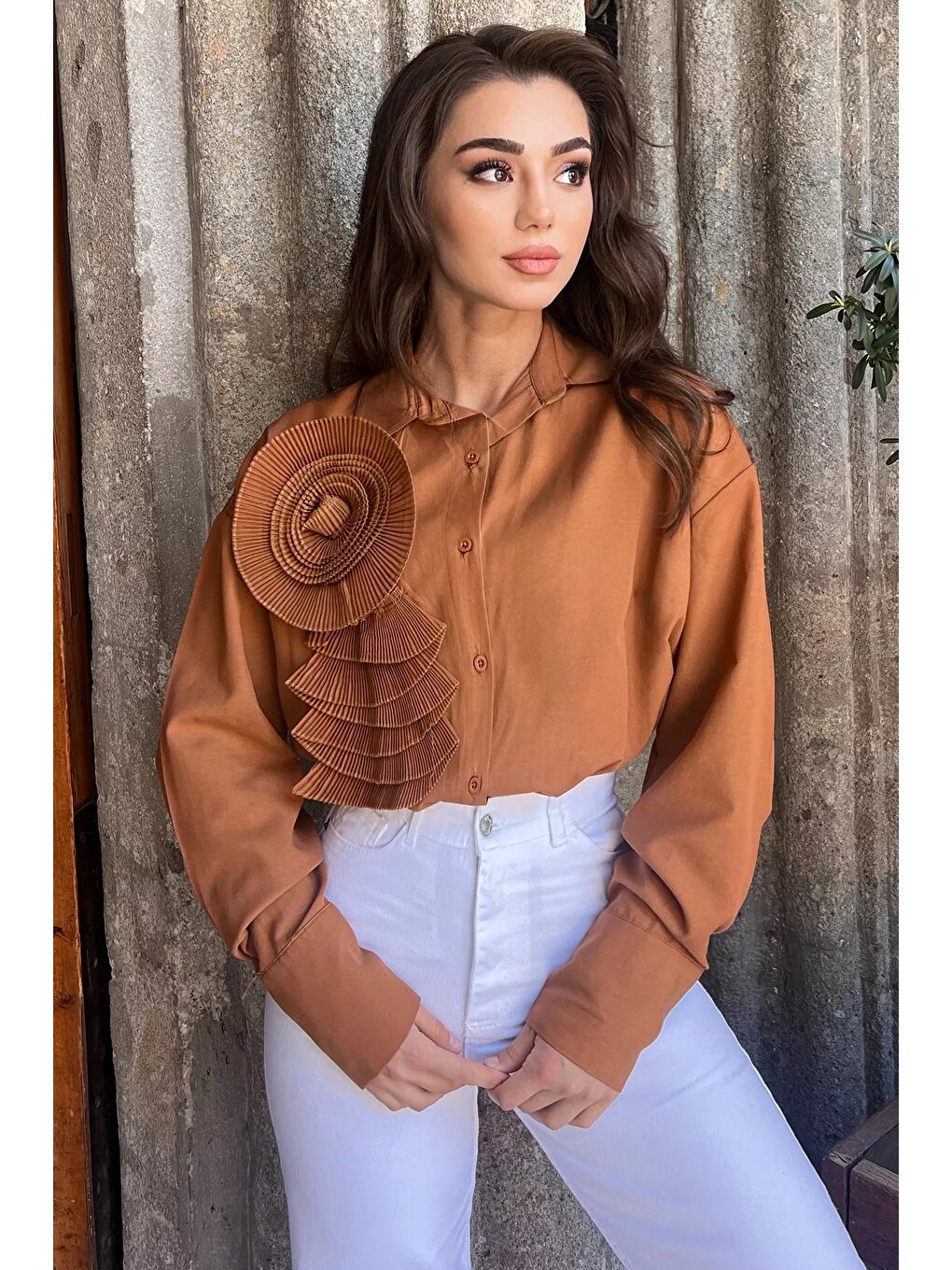 Kahverengi Gül Detaylı Tarz Kadın Gömlek-1