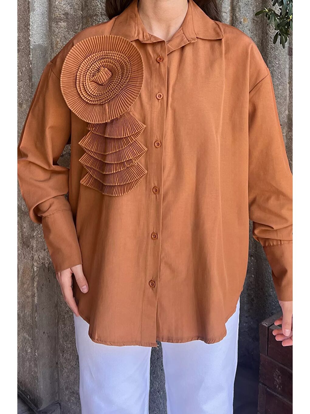 Kahverengi Gül Detaylı Tarz Kadın Gömlek-2