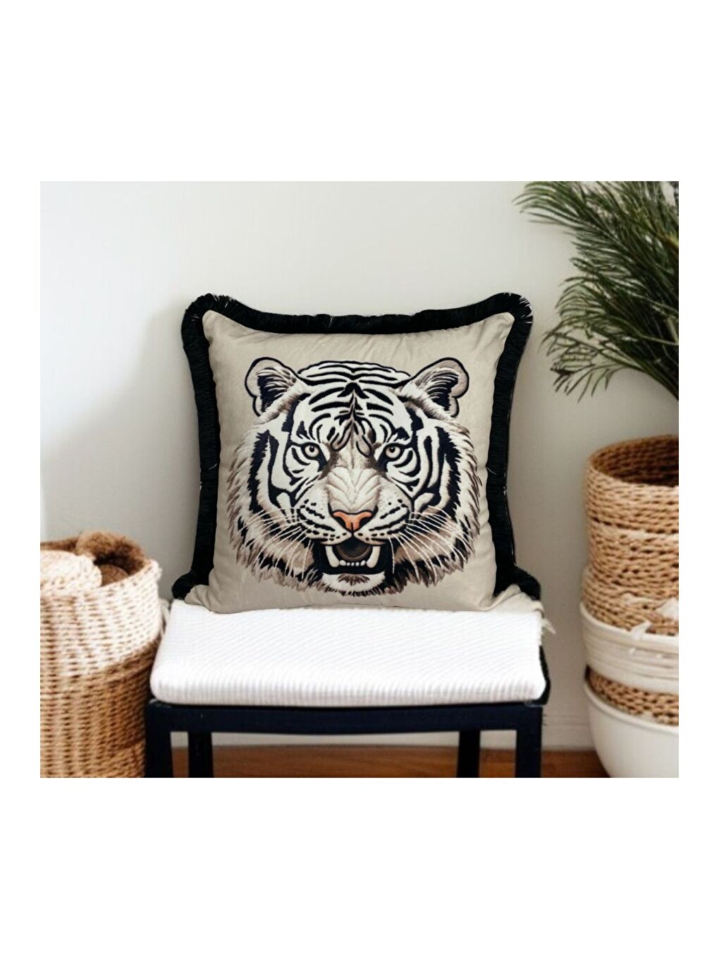 Antrasit Kaplan Desen Digital Baskı Saçaklı Dekoratif Kırlent Kılıfı 45x45-1