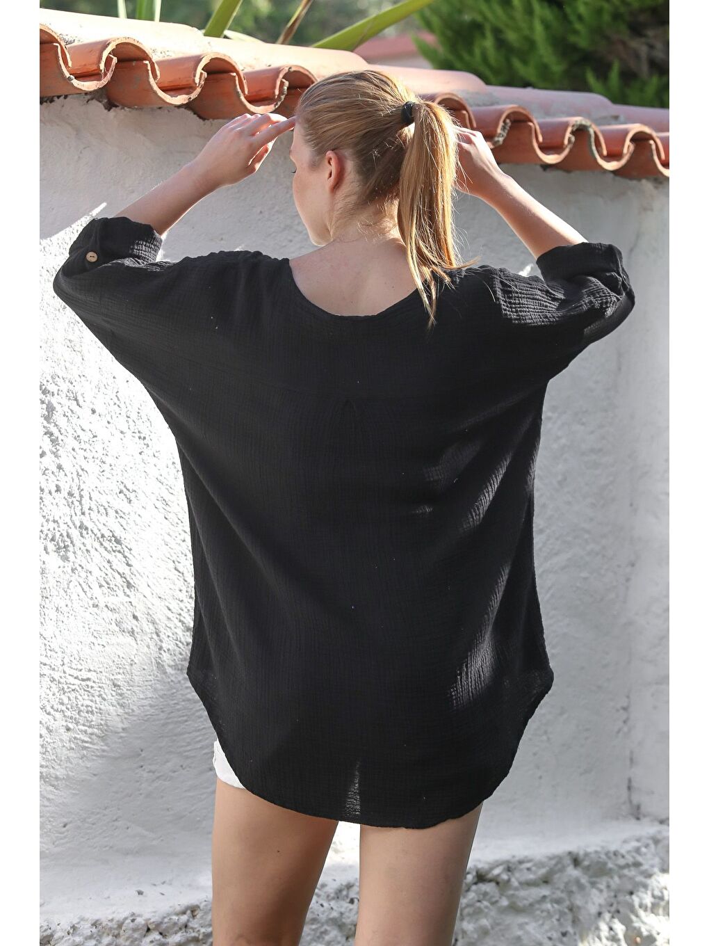 Siyah Havuz Yaka Düğmeli 3/4 Kol Yıkamalı Casual Müslin Dokuma Bluz 75 70-1