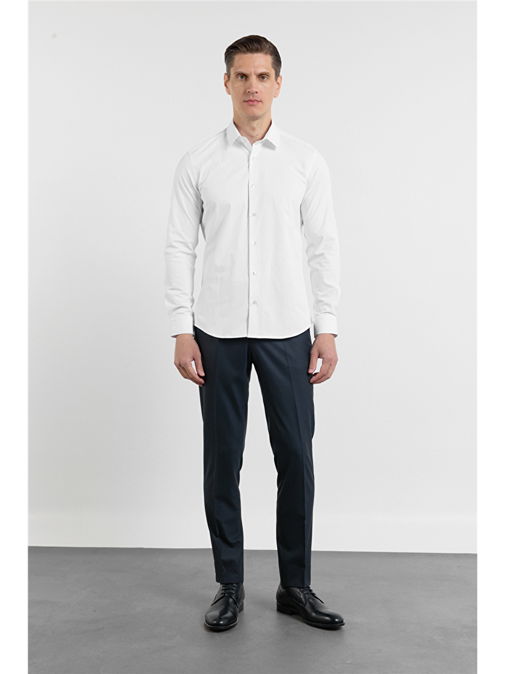 Beyaz Kendinden Desenli Sert Yaka Uzun Kol Cepsiz Slim Fit Pamuklu Gömlek 1004255230-1