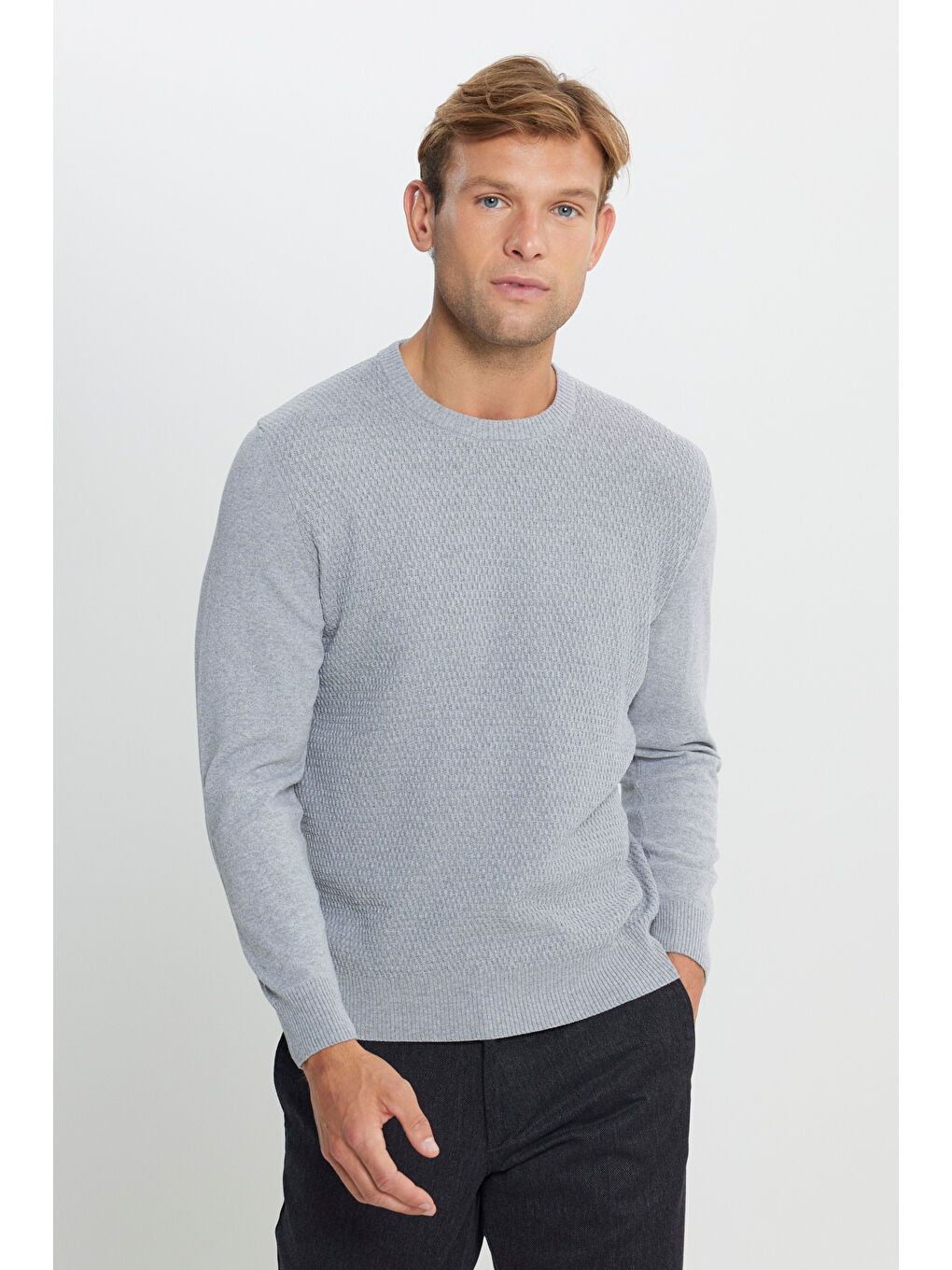 Erkek Gri Melanj Pamuklu Standart Fit Normal Kesim Bisiklet Yaka Jakarlı Triko Kazak