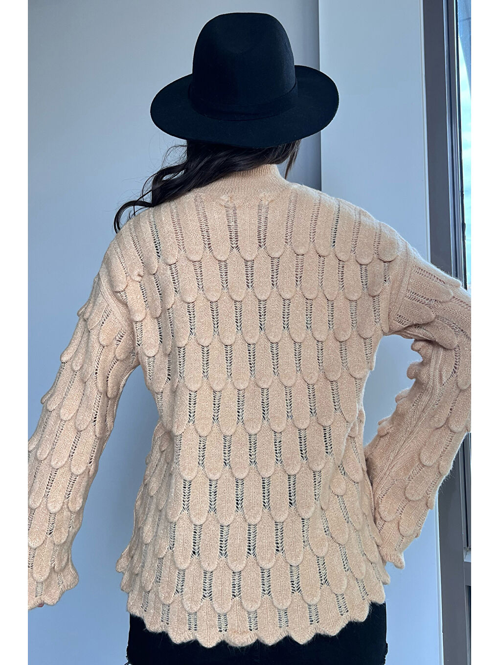 Bej Bisiklet Yaka Ajurlu Kabartma Desenli Kadın Triko Kazak-3