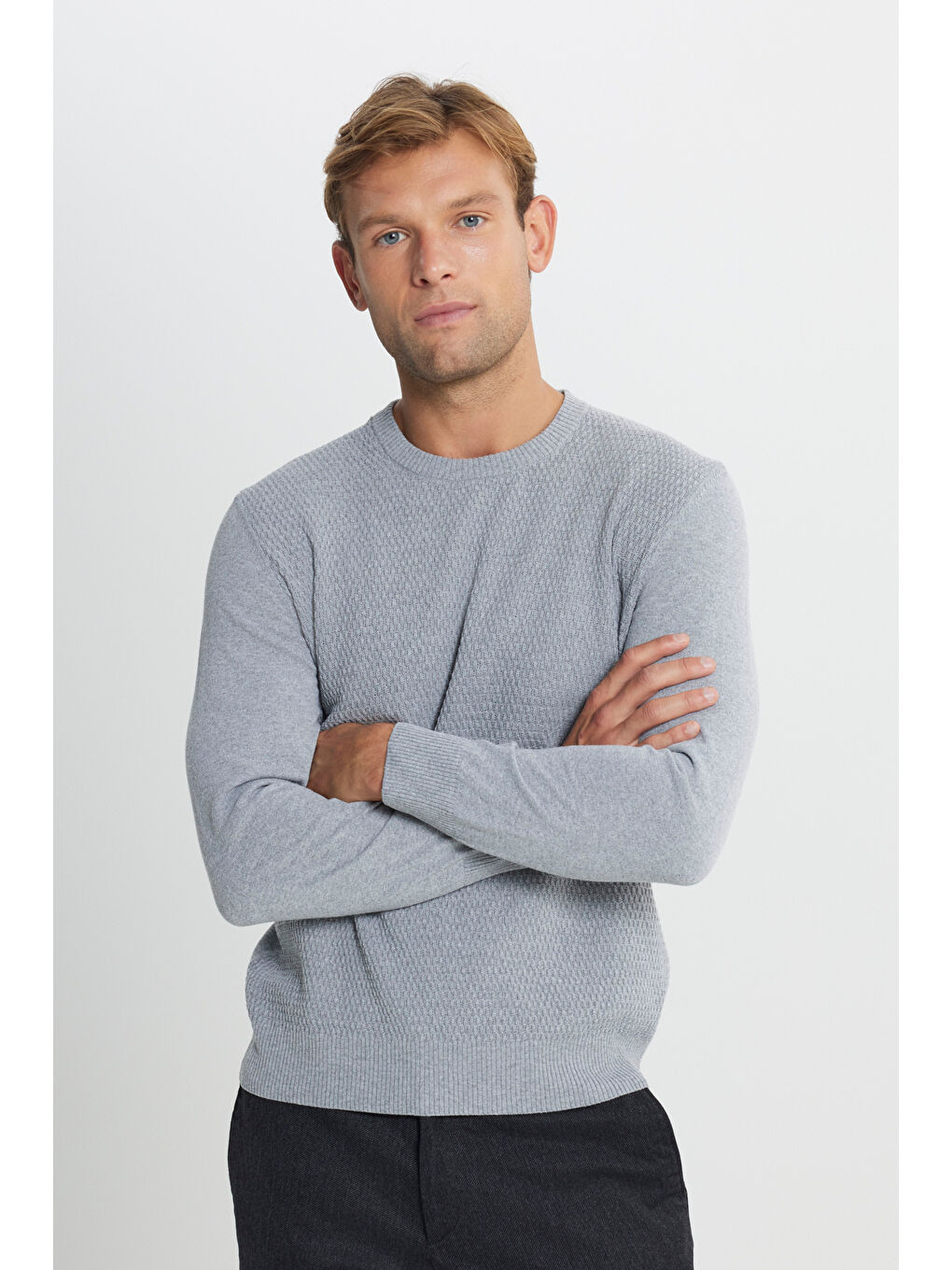 Erkek Gri Melanj Pamuklu Standart Fit Normal Kesim Bisiklet Yaka Jakarlı Triko Kazak-2