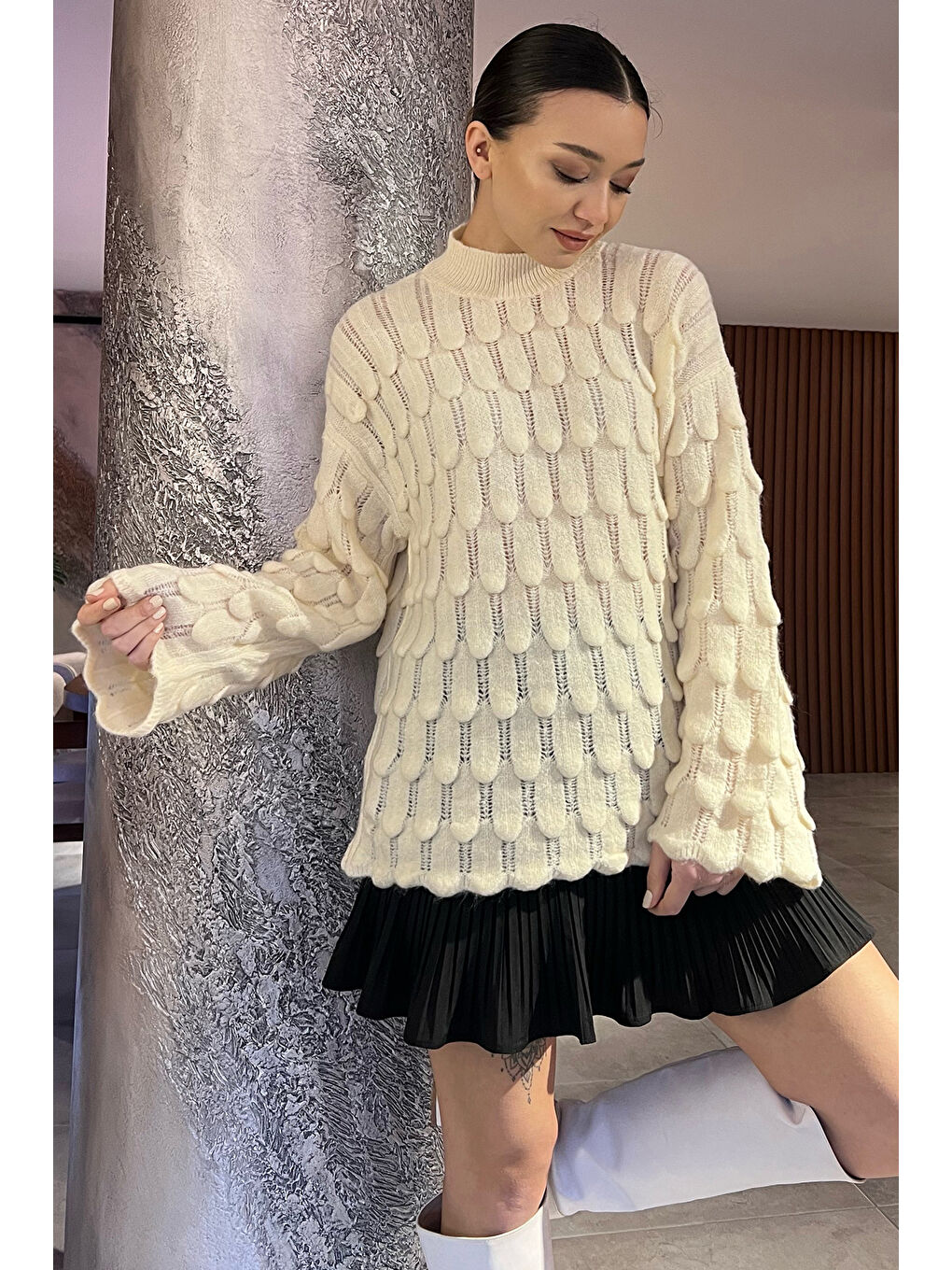 Ekru Bisiklet Yaka Ajurlu Kabartma Desenli Kadın Triko Kazak-1