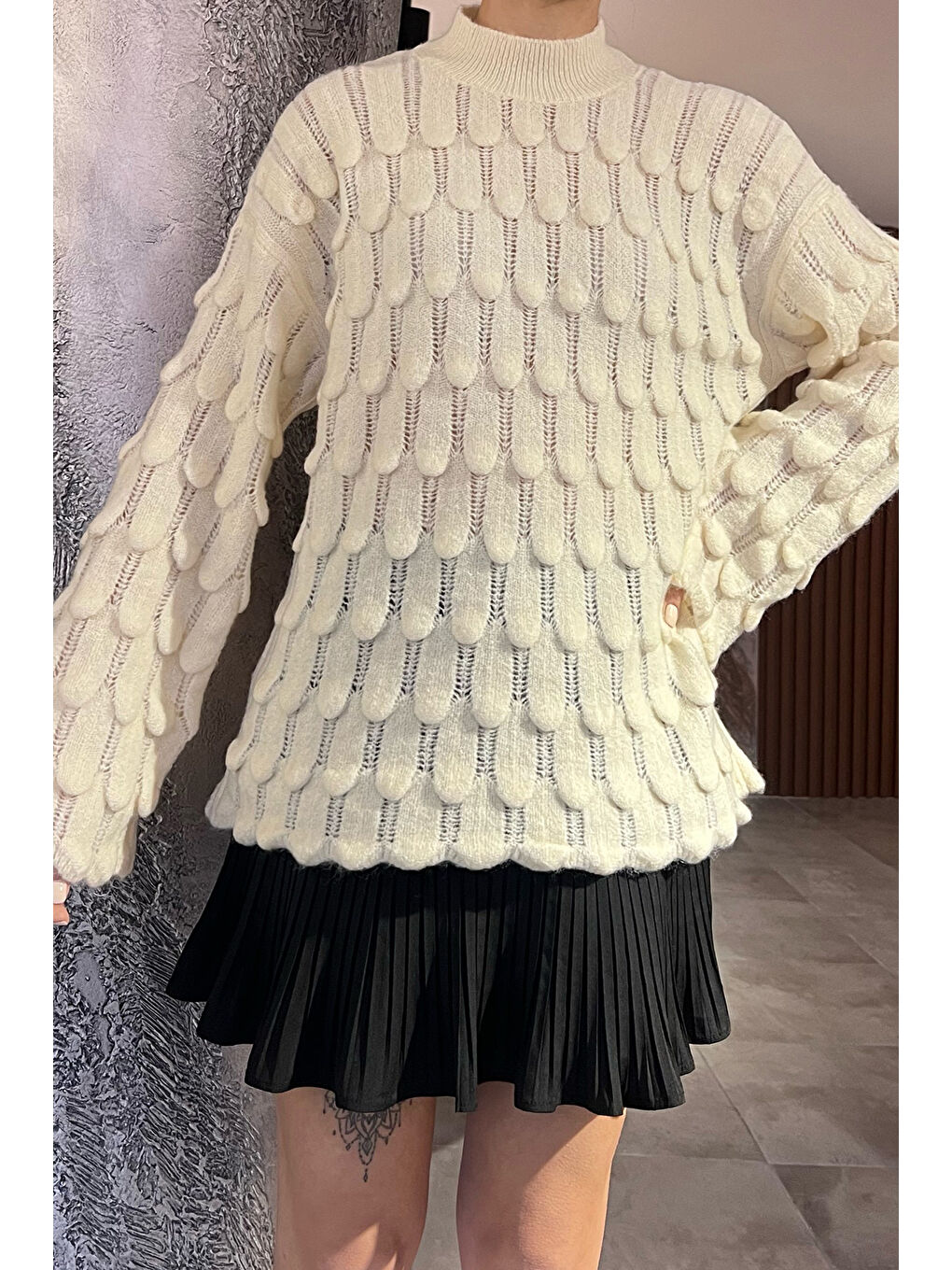 Ekru Bisiklet Yaka Ajurlu Kabartma Desenli Kadın Triko Kazak-2